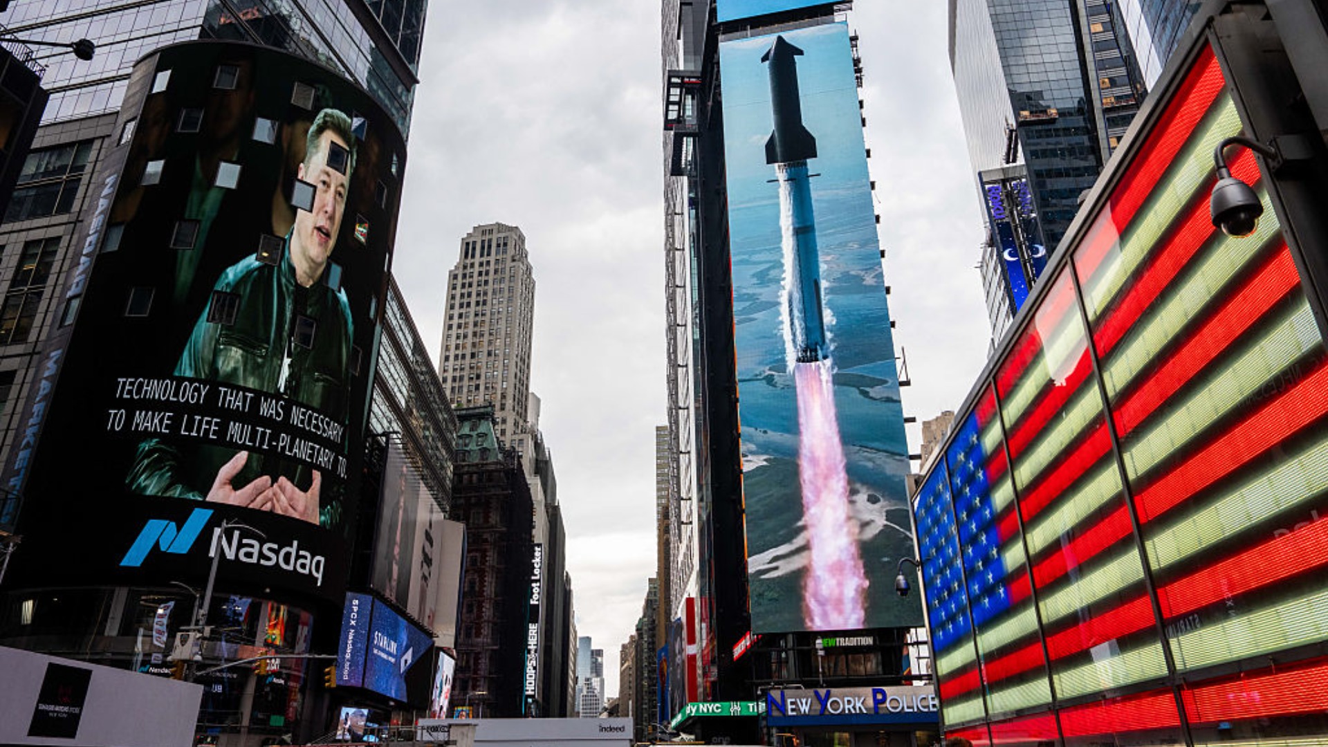 Space.com 原文主图记录了 SpaceX 上市后在纽约楼体投放 Starship 画面的时刻